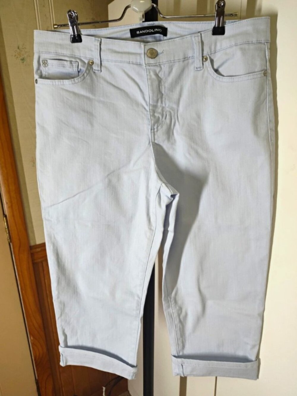 Bandolino Ice Blue Denim Mandie Capri Pants Women's Slim Size 12 Stretch